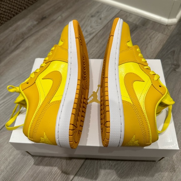 Women air jordan low Yellow Strike - Picture 6 of 7